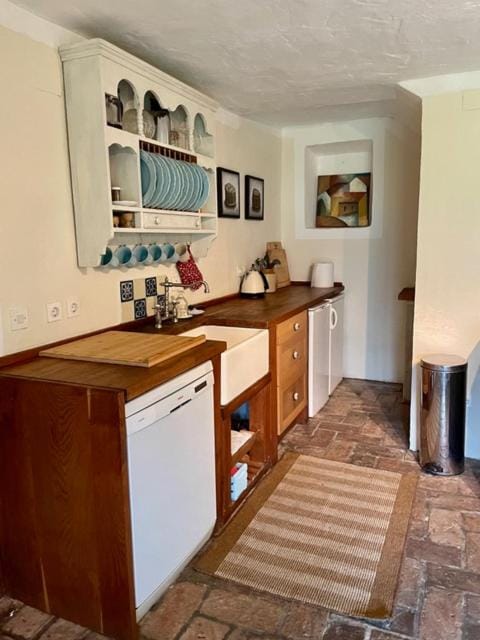 Kitchen or kitchenette, dishwasher