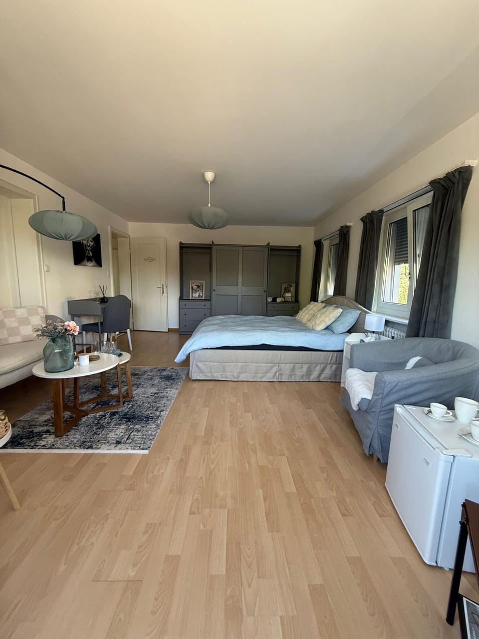 Bed, Photo of the whole room, Seating area