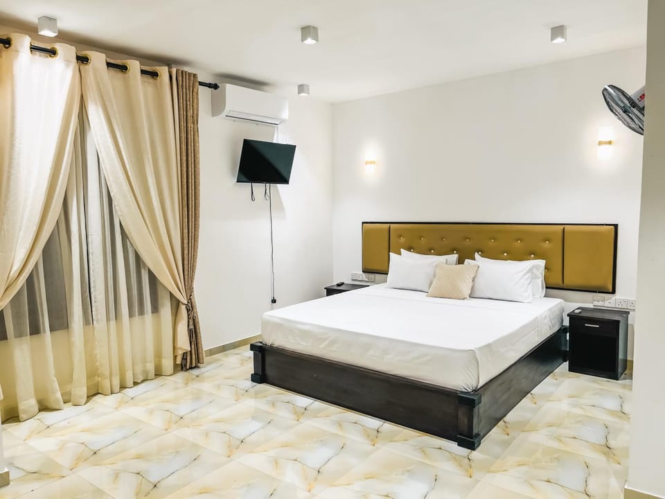 Communal lounge/ TV room, Bed, TV and multimedia, Photo of the whole room, Evening entertainment, Bedroom, towels, air conditioner