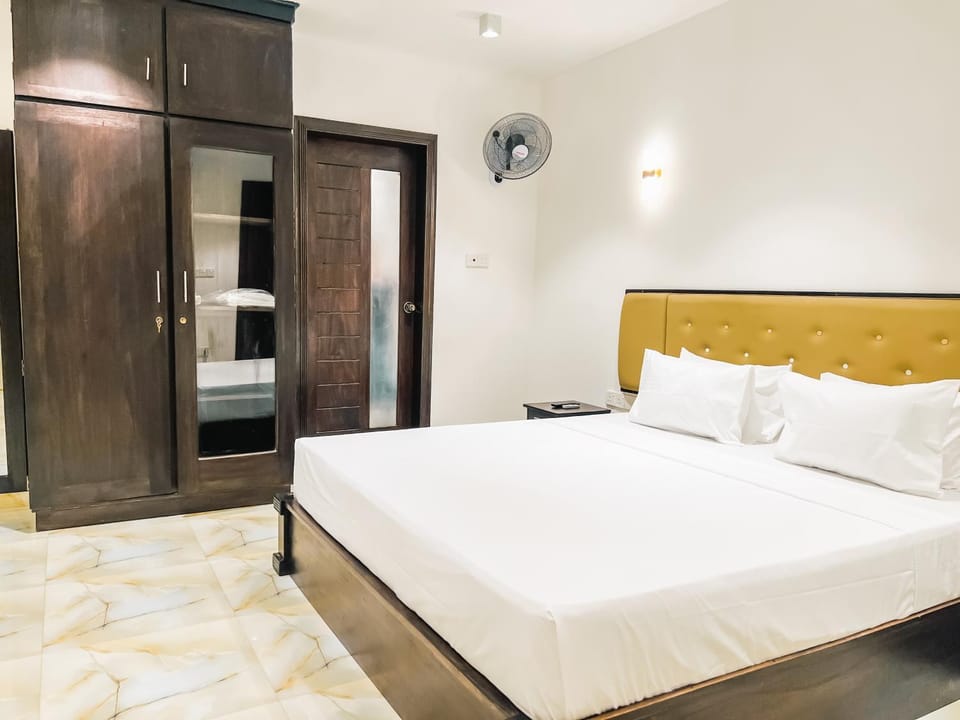 Bed, Photo of the whole room, Bedroom, wardrobe, air conditioner