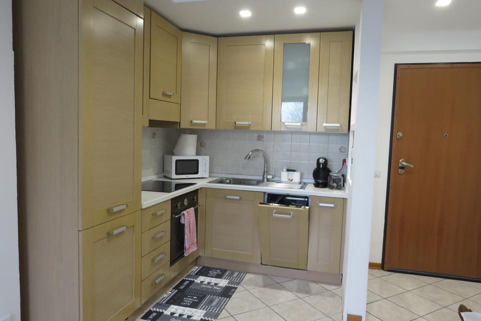 Coffee/tea facilities, Kitchen or kitchenette, dishwasher, oven, stove, toaster