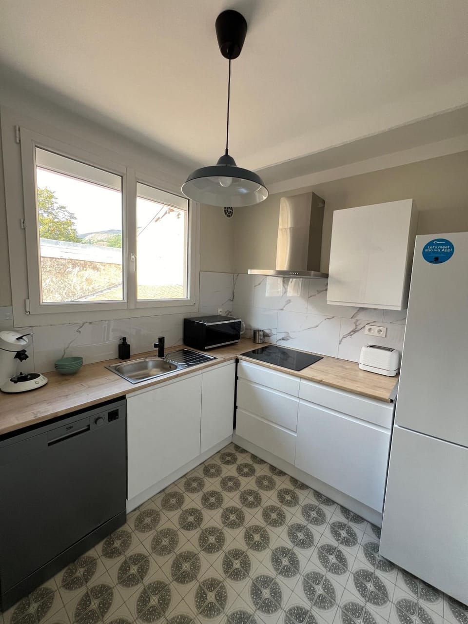 Kitchen or kitchenette, dishwasher, stove