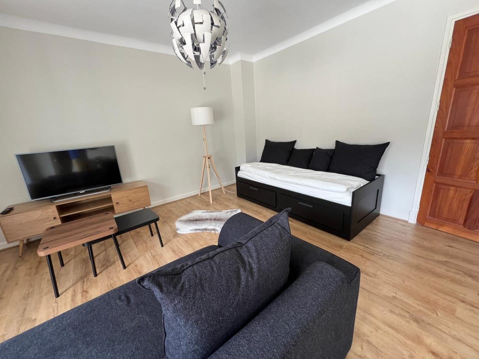 Communal lounge/ TV room, Bed, TV and multimedia, Living room, Seating area