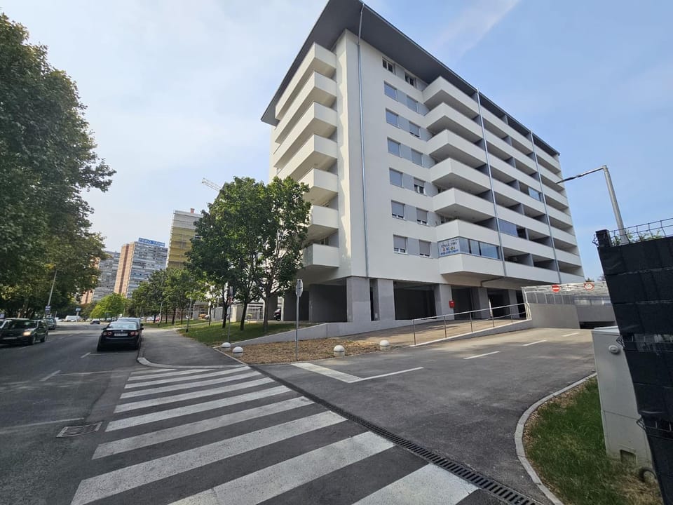Property building, Day, Neighbourhood, Street view, Location, Parking
