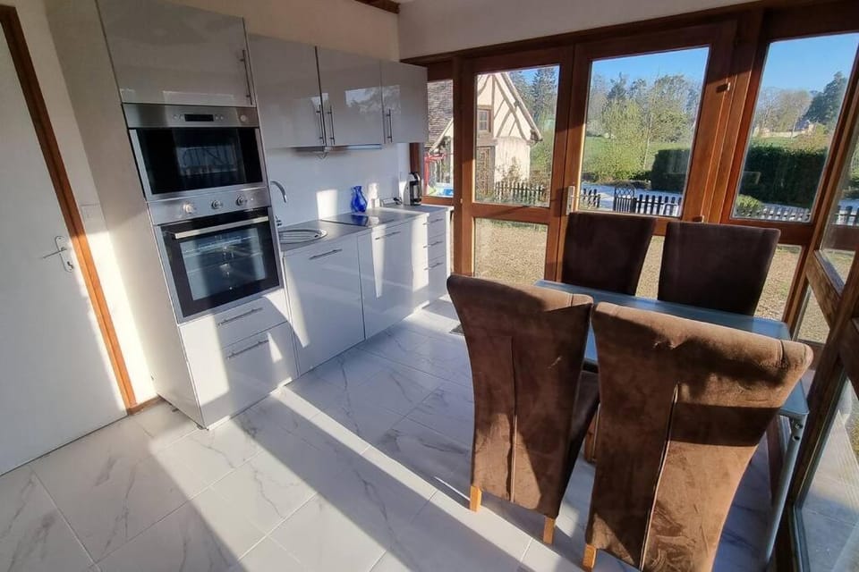 Kitchen or kitchenette, Living room, Seating area, Dining area, dishwasher, oven, pet friendly, stove