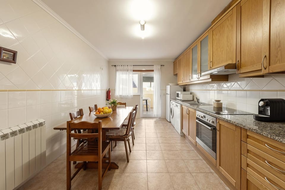 Coffee/tea facilities, Kitchen or kitchenette, Dining area, dishwasher, oven, stove, toaster