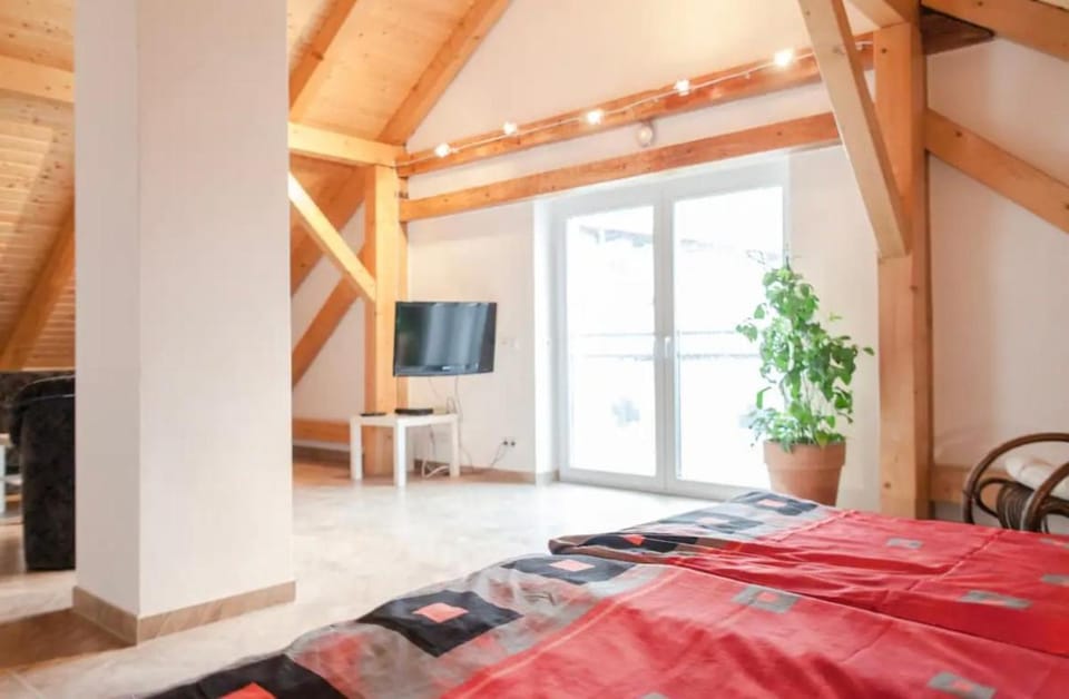 Bed, TV and multimedia, Bedroom