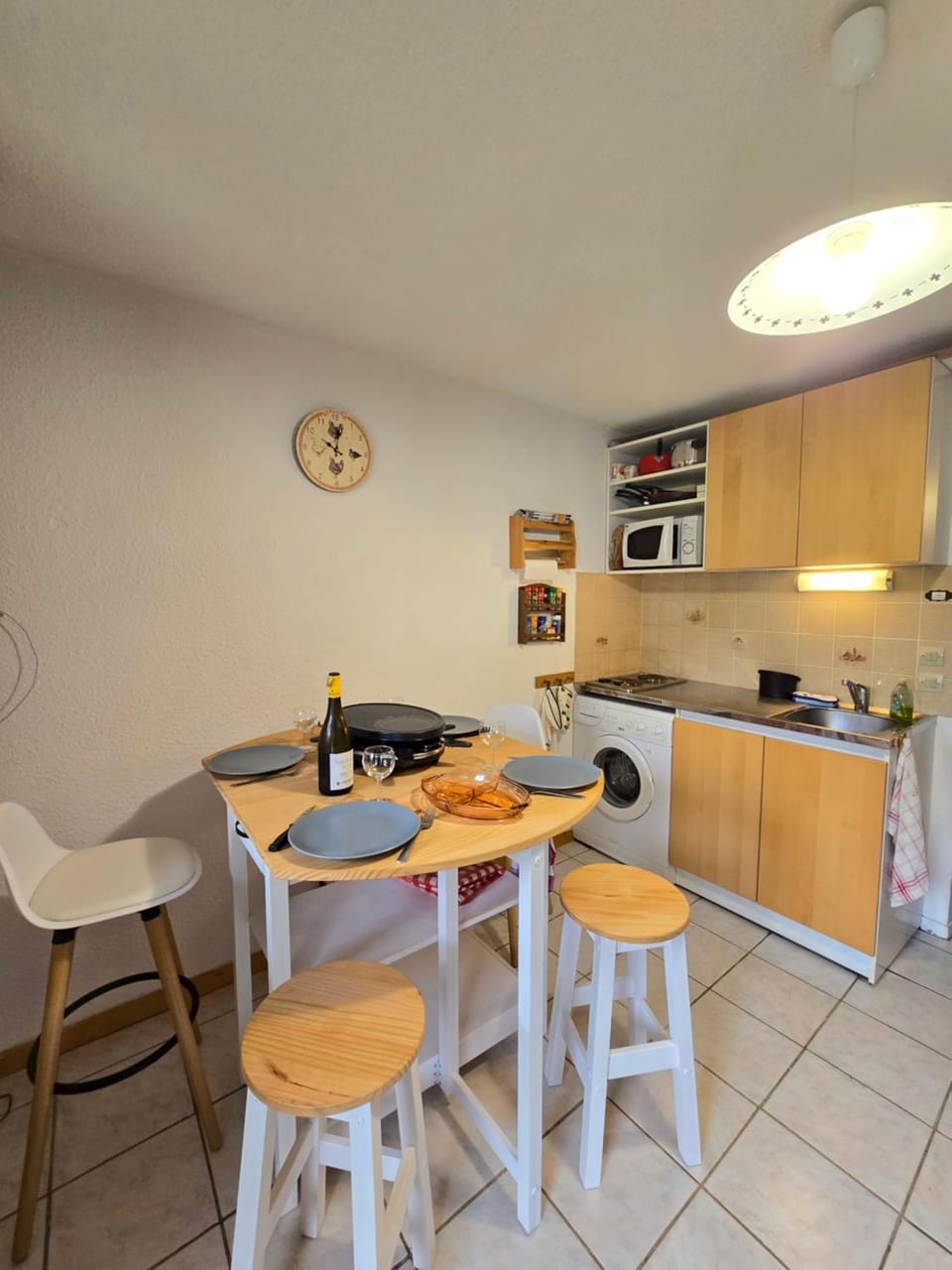 Kitchen or kitchenette, Dining area