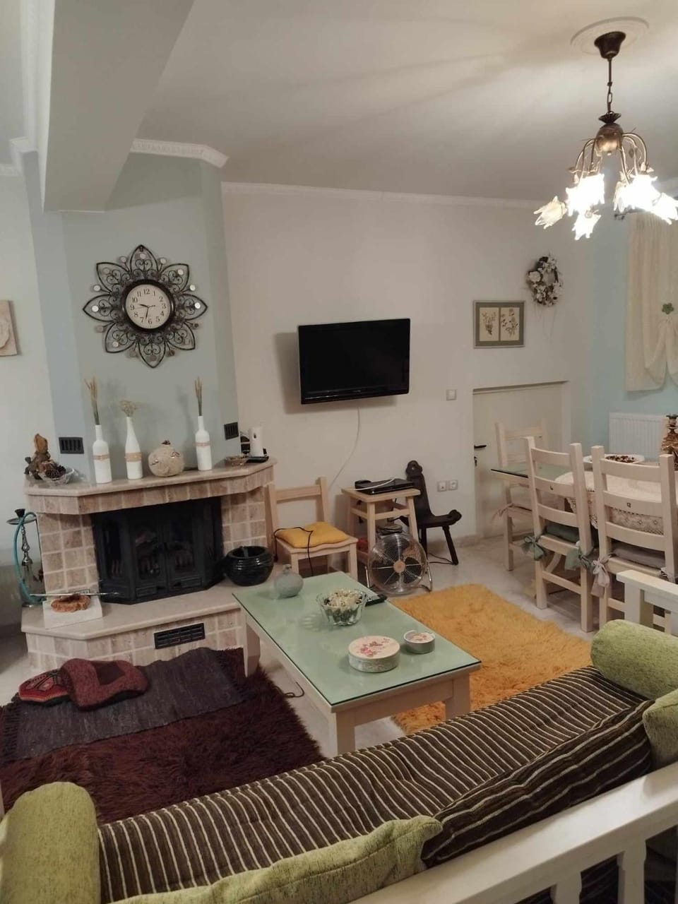 TV and multimedia, Living room, Seating area, Dining area, fireplace