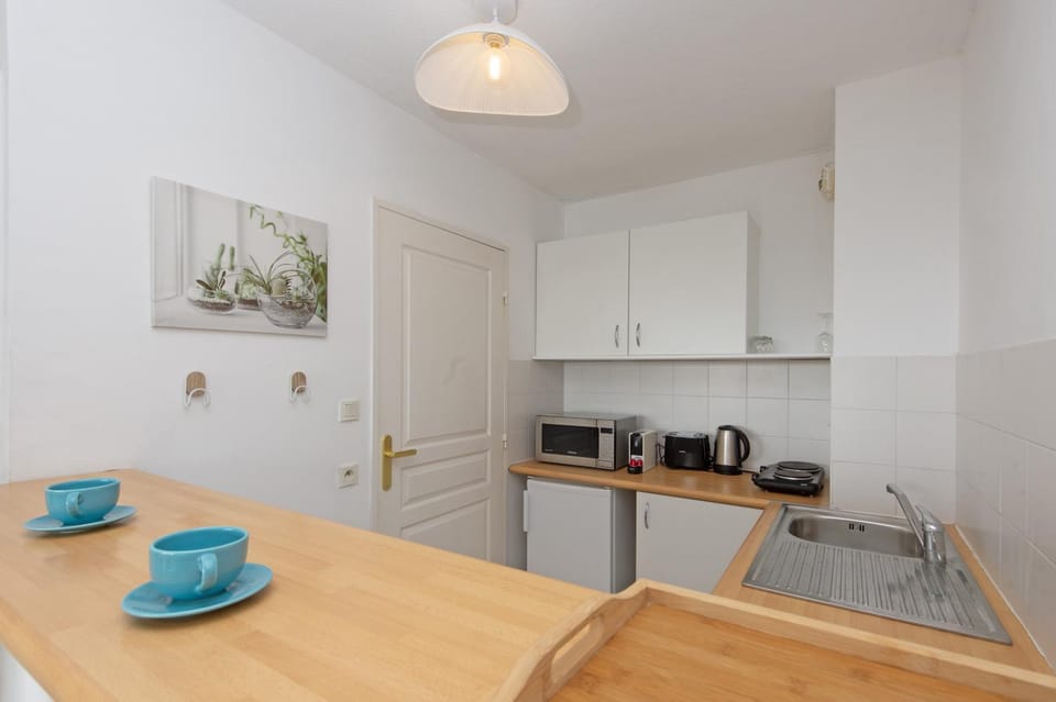 Coffee/tea facilities, Kitchen or kitchenette, dishwasher, stove, toaster