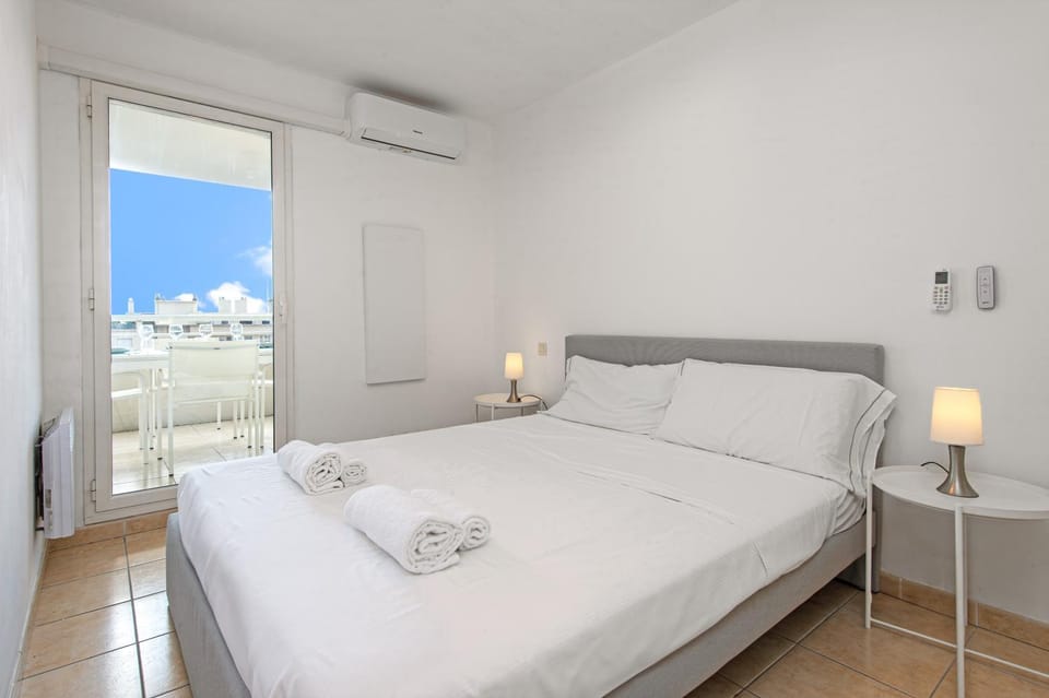 Bed, Photo of the whole room, Bedroom, towels, air conditioner