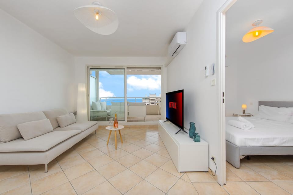 Communal lounge/ TV room, TV and multimedia, Seating area, Bedroom, air conditioner