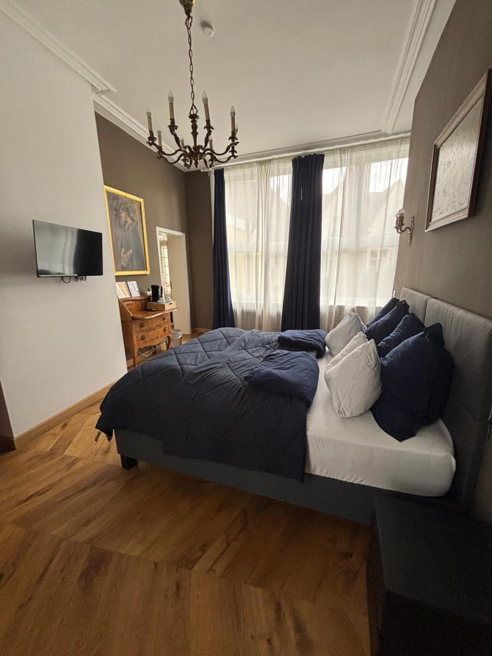 Photo of the whole room, Bedroom