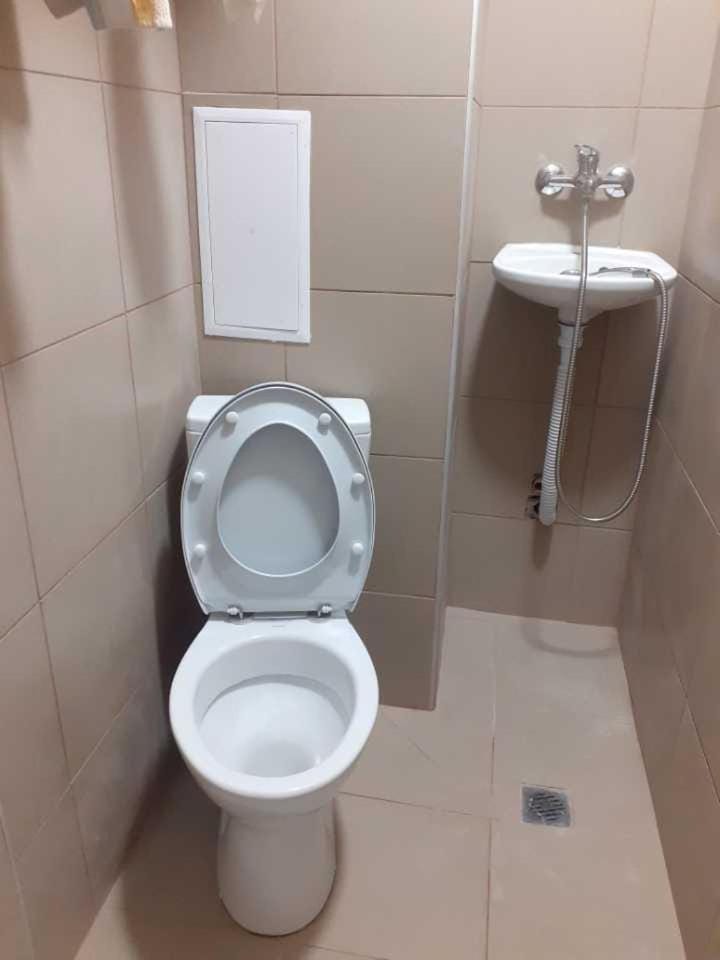 Самостоятелна стая с душ с вход от тротоара на 3 мин пеш от автогара Варна Apartment in Varna