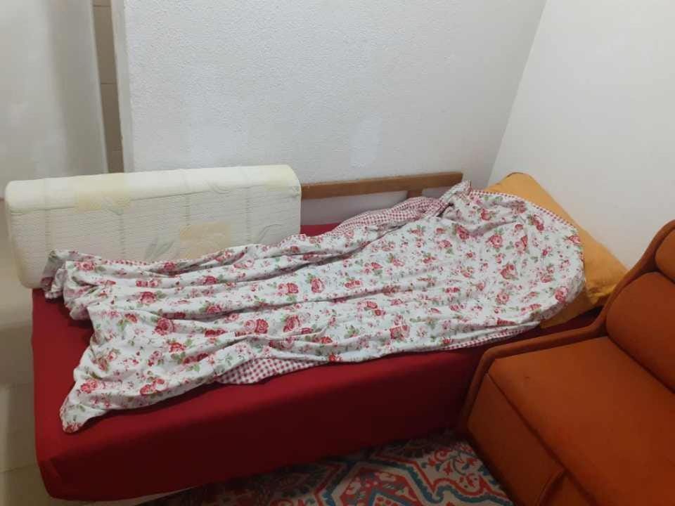 Самостоятелна стая с душ с вход от тротоара на 3 мин пеш от автогара Варна Apartment in Varna