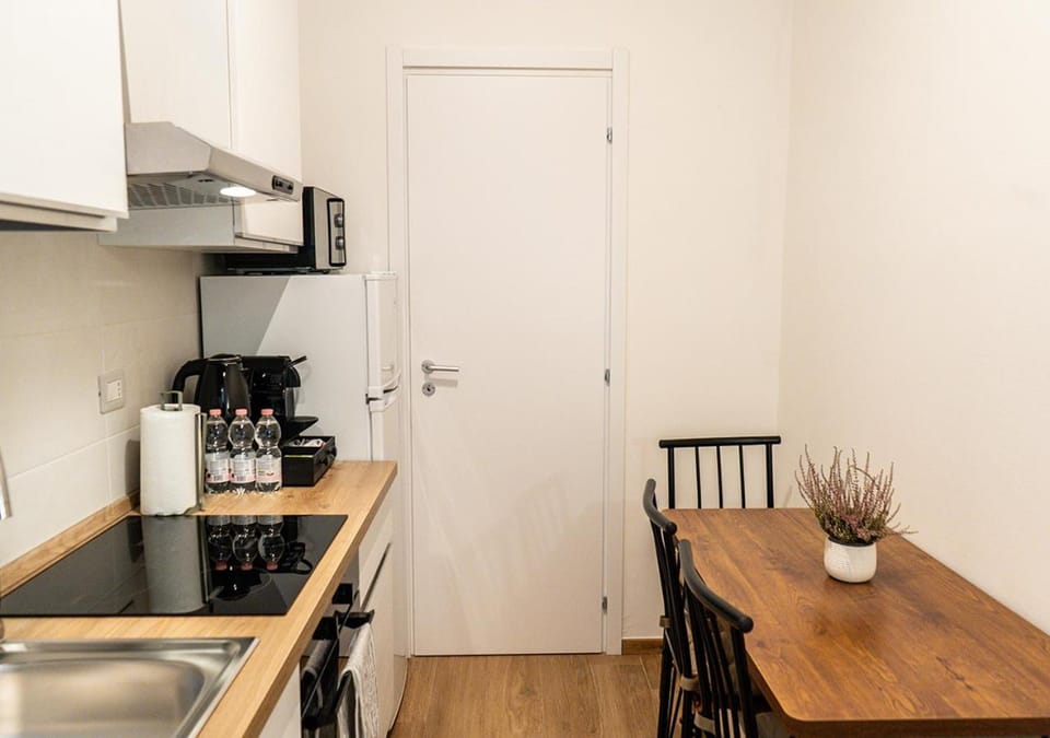 Kitchen or kitchenette, Dining area, Breakfast, oven, stove