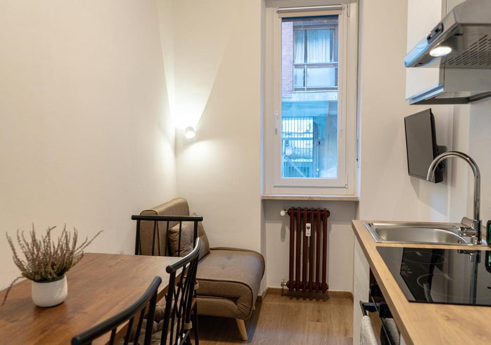 Kitchen or kitchenette, Dining area, stove