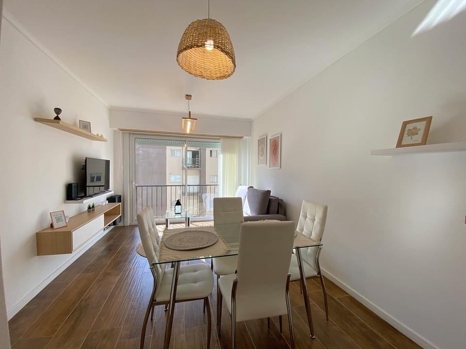 TV and multimedia, Seating area, Dining area