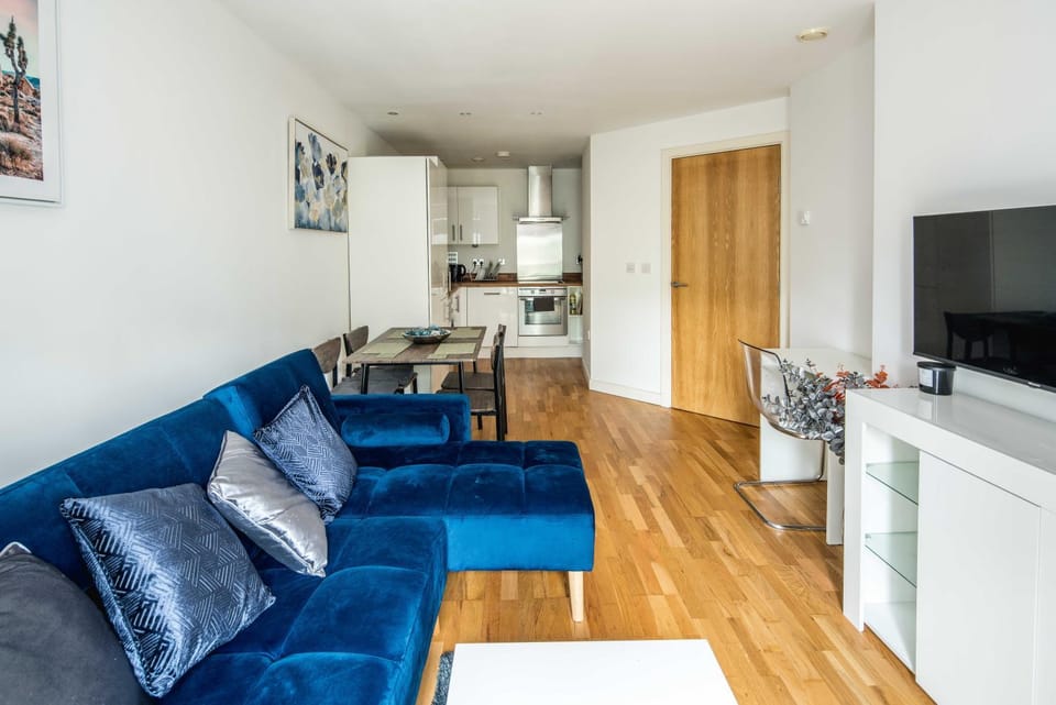 Communal lounge/ TV room, TV and multimedia, Kitchen or kitchenette, Living room, Seating area, Dining area, Evening entertainment, oven, stove