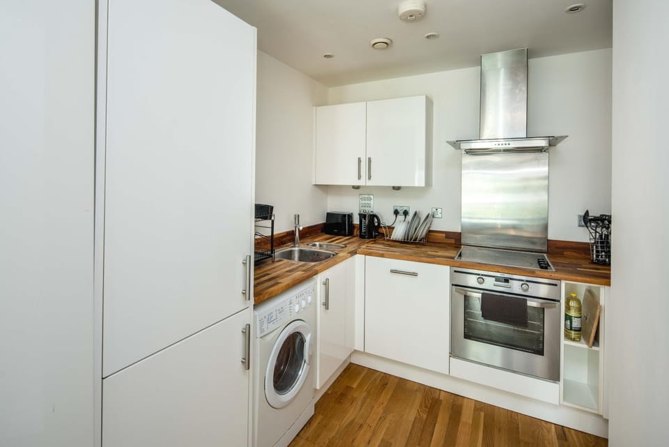Kitchen or kitchenette, dishwasher, oven, toaster, washing machine, dryer