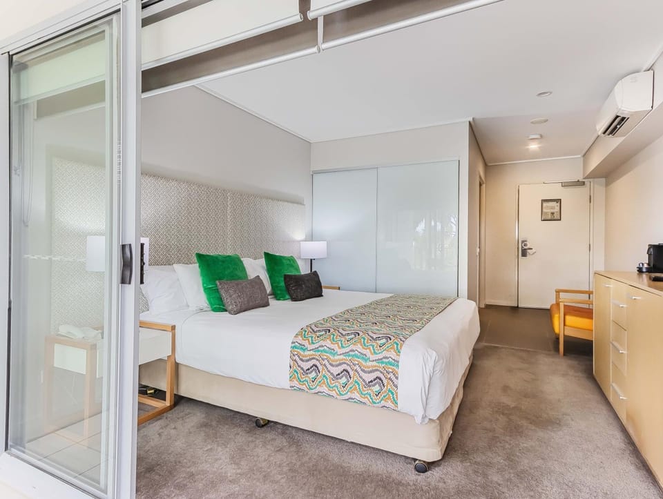 Bed, TV and multimedia, Bedroom