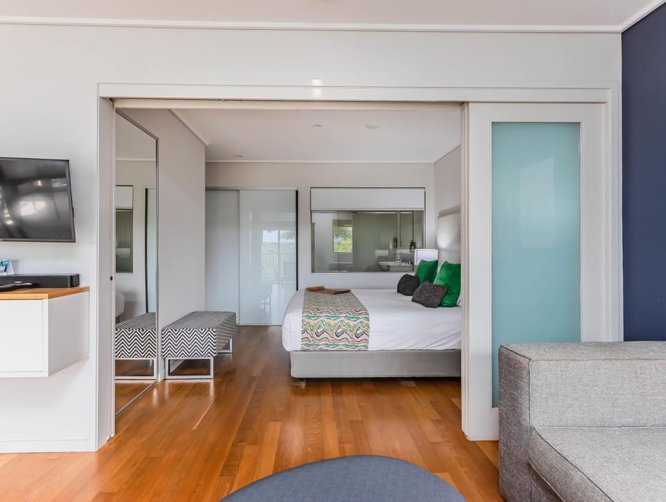 Bed, TV and multimedia, Living room, Seating area, Bedroom