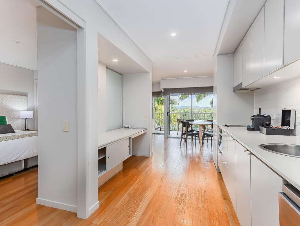 Bed, Kitchen or kitchenette, Photo of the whole room, Dining area, stove, toaster