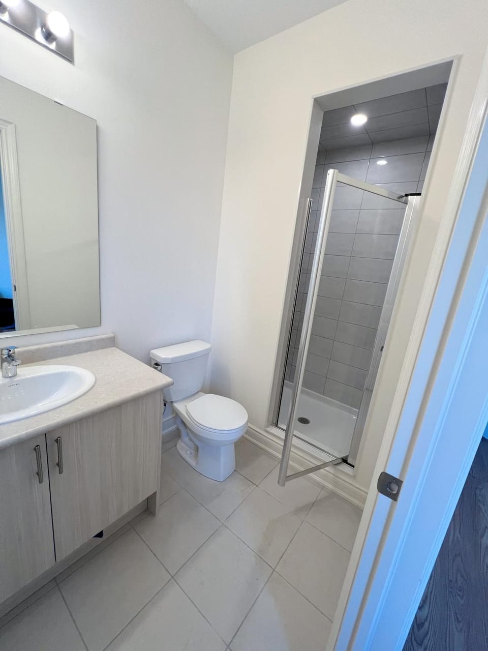 Bright bedroom with private bathroom Apartment in Richmond Hill