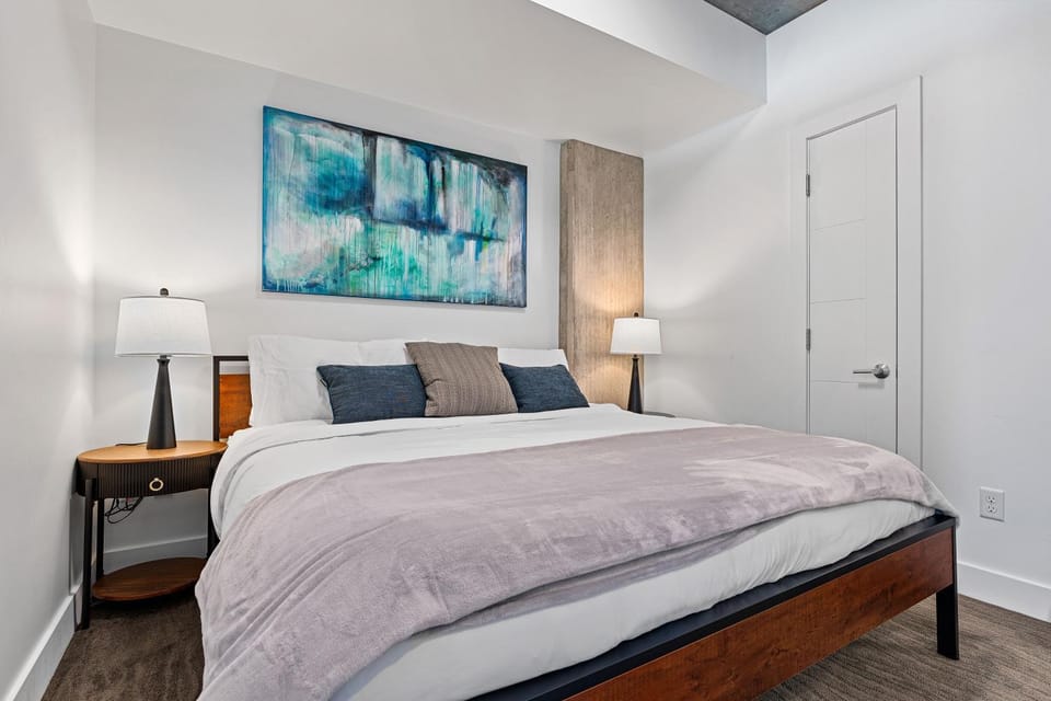 8th fl Amazing views! Lux design! Pool gym Pkg! Apartment in Salt Lake City