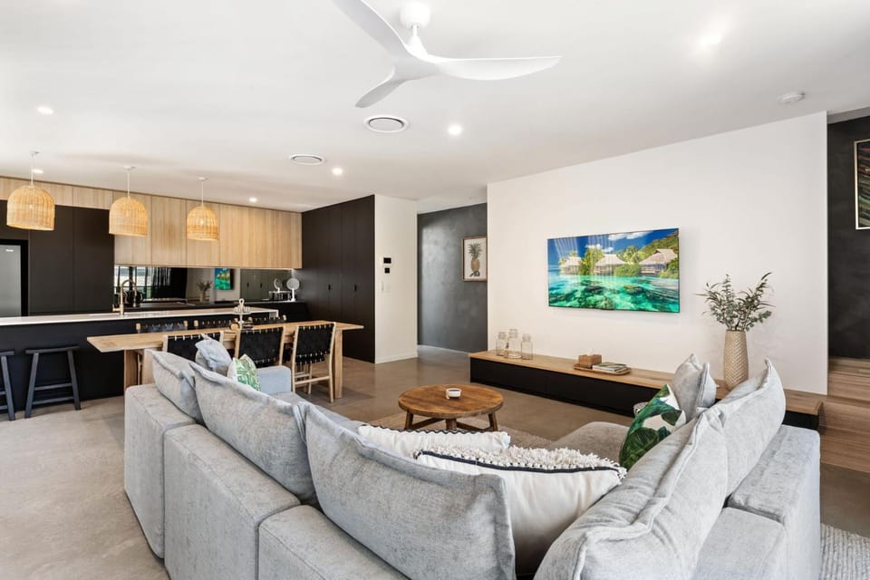 The Smith luxury holiday home with heated pool near beach House in Sunshine Coast