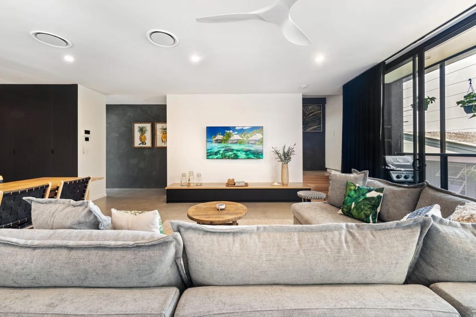 The Smith luxury holiday home with heated pool near beach House in Sunshine Coast