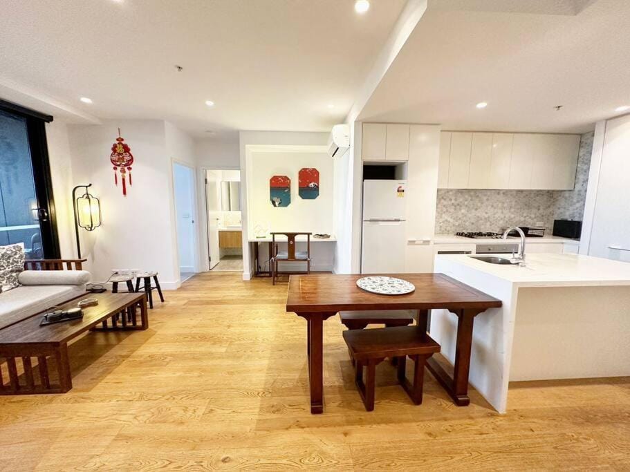 Kitchen or kitchenette, Dining area, minibar, oven, stove