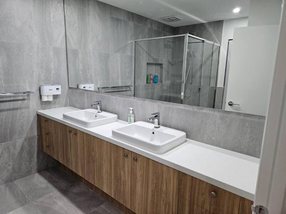 E 4 Room Retreat Family Friendly House in Melbourne