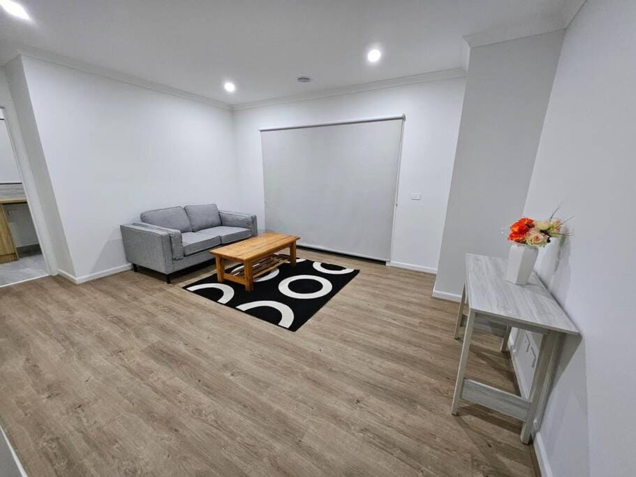 E 4 Room Retreat Family Friendly House in Melbourne
