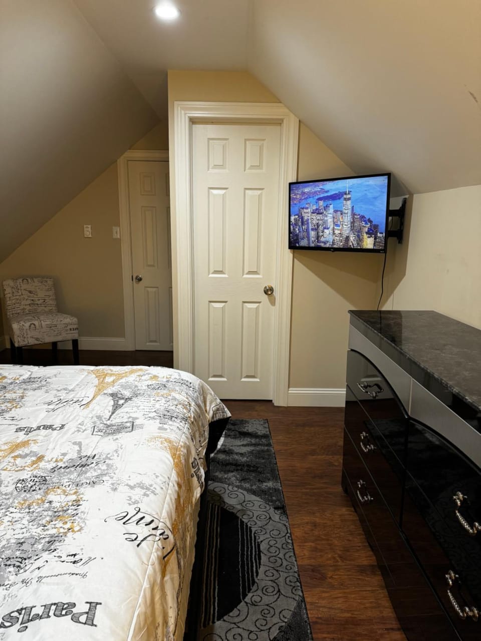 Bed, TV and multimedia, Photo of the whole room, Bedroom, wardrobe