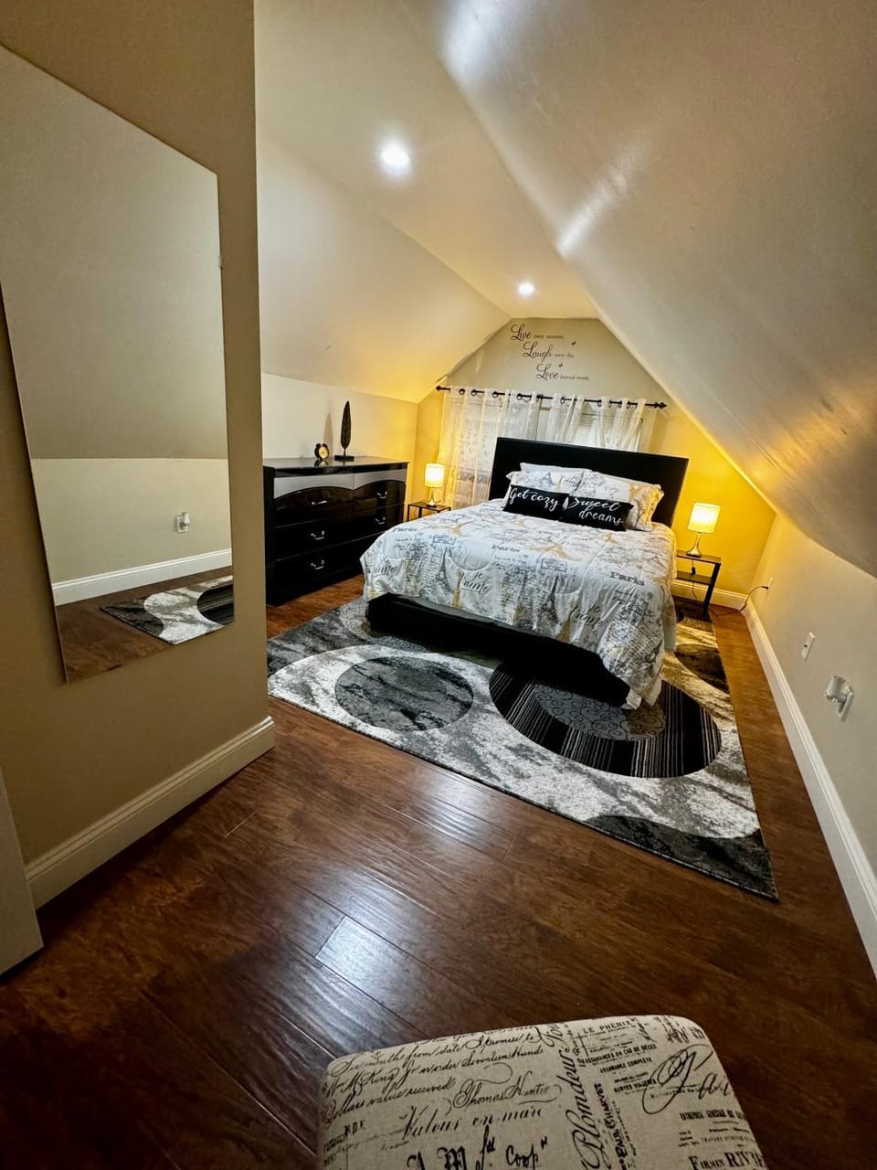 Bed, Photo of the whole room, Bedroom