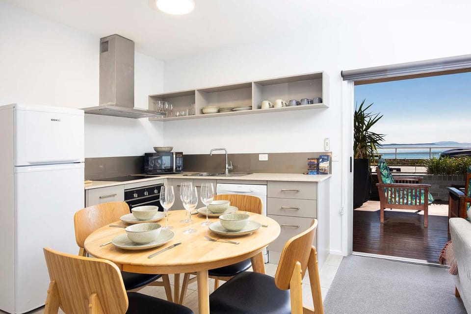 Kitchen or kitchenette, Seating area, Dining area