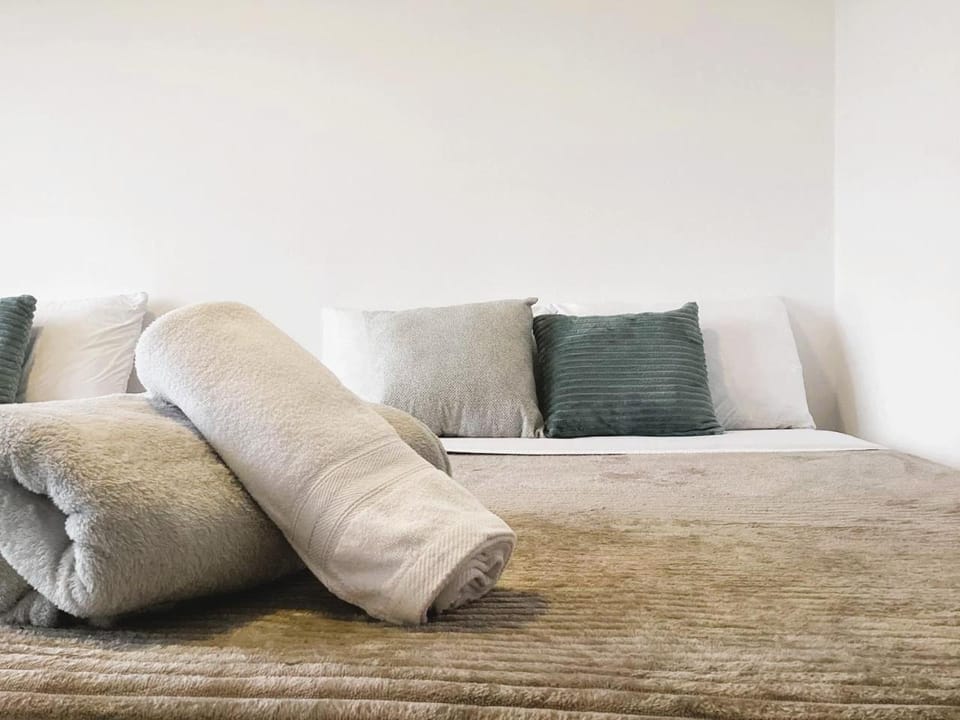 Bed, Living room, Photo of the whole room, Seating area, Bedroom