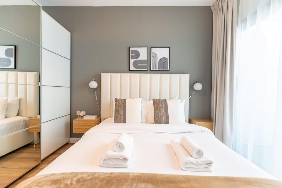 Bed, Photo of the whole room, Bedroom, towels