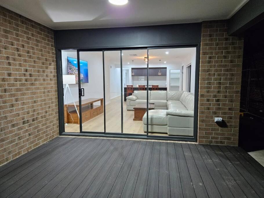 O Stylish 4 Room Oasis with 65 TV House in Melbourne