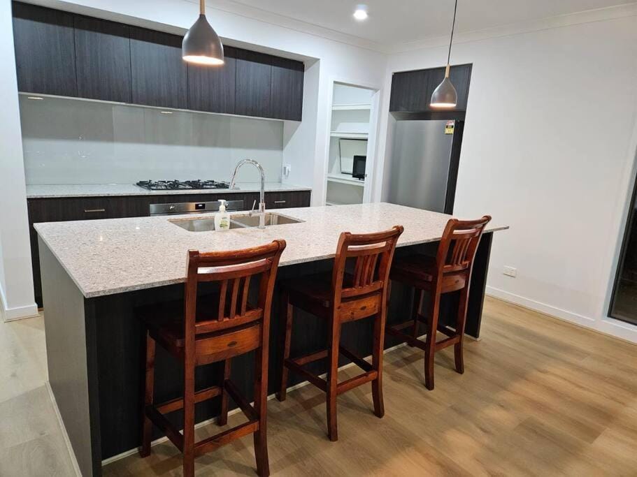 O Stylish 4 Room Oasis with 65 TV House in Melbourne