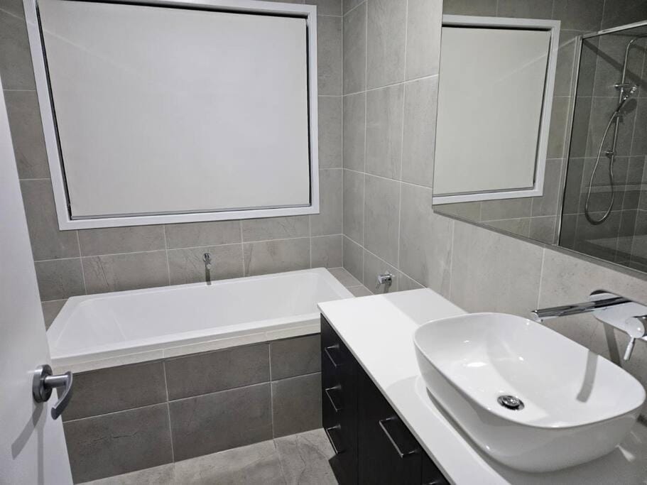 O Stylish 4 Room Oasis with 65 TV House in Melbourne