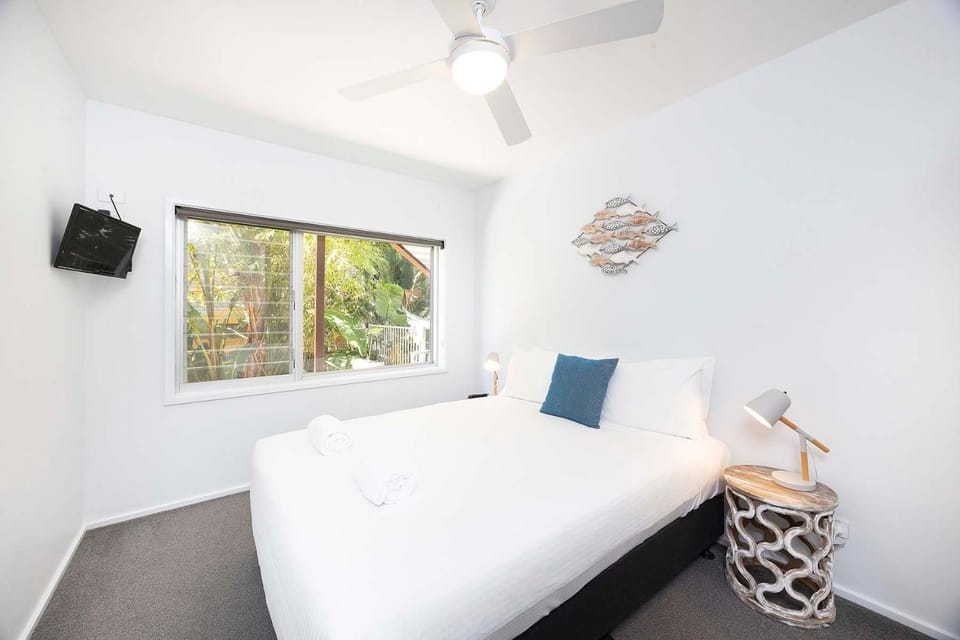 Bed, TV and multimedia, Bedroom