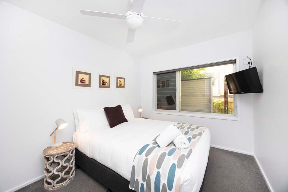 Bed, TV and multimedia, Bedroom
