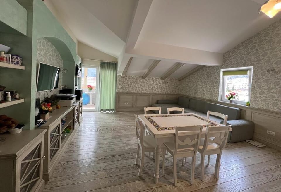 Communal lounge/ TV room, TV and multimedia, Living room, Dining area