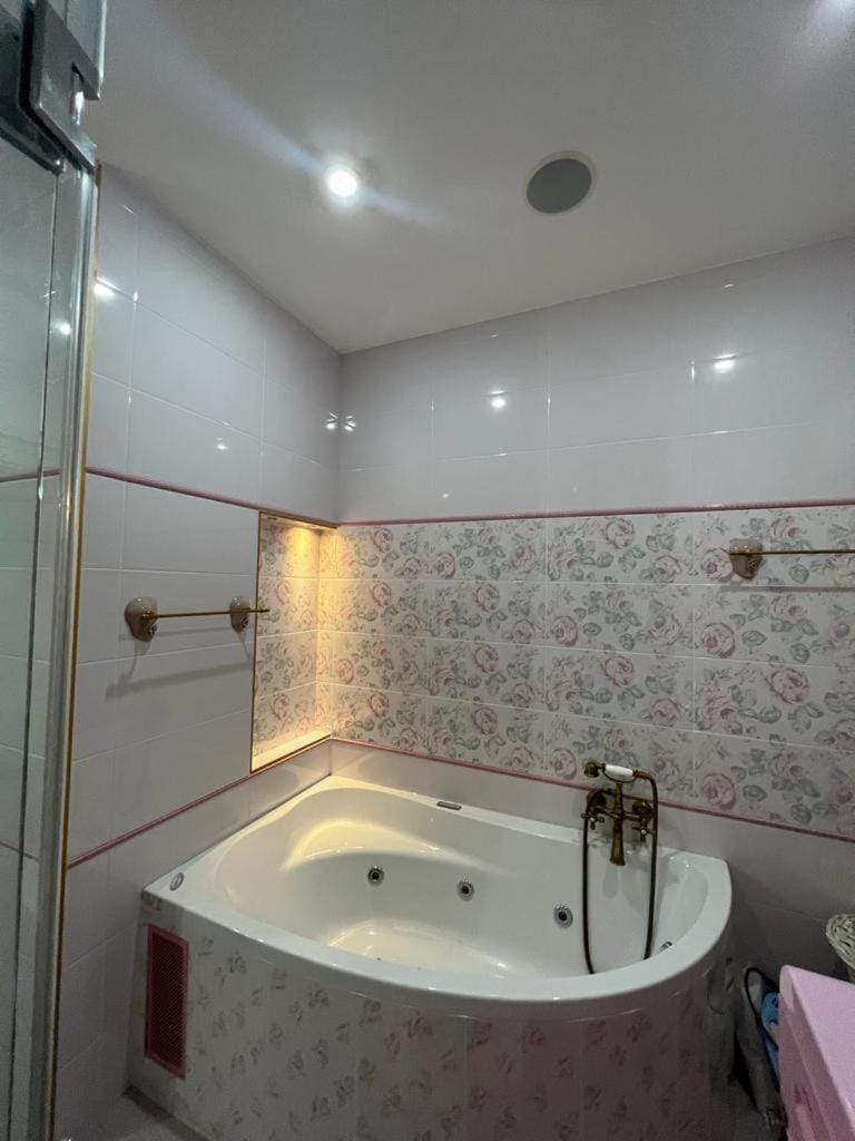 Hot Tub, Bathroom