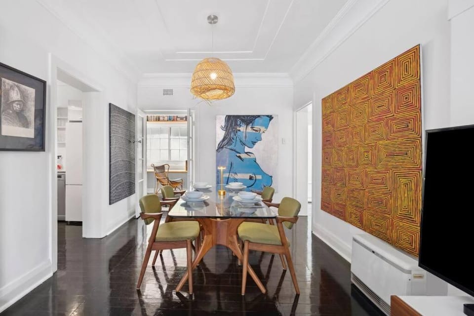 Stylish, Boutique, Large 2-3 bed & Minutes 2 Beach Apartment in Manly