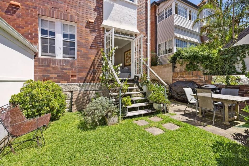 Stylish, Boutique, Large 2-3 bed & Minutes 2 Beach Apartment in Manly