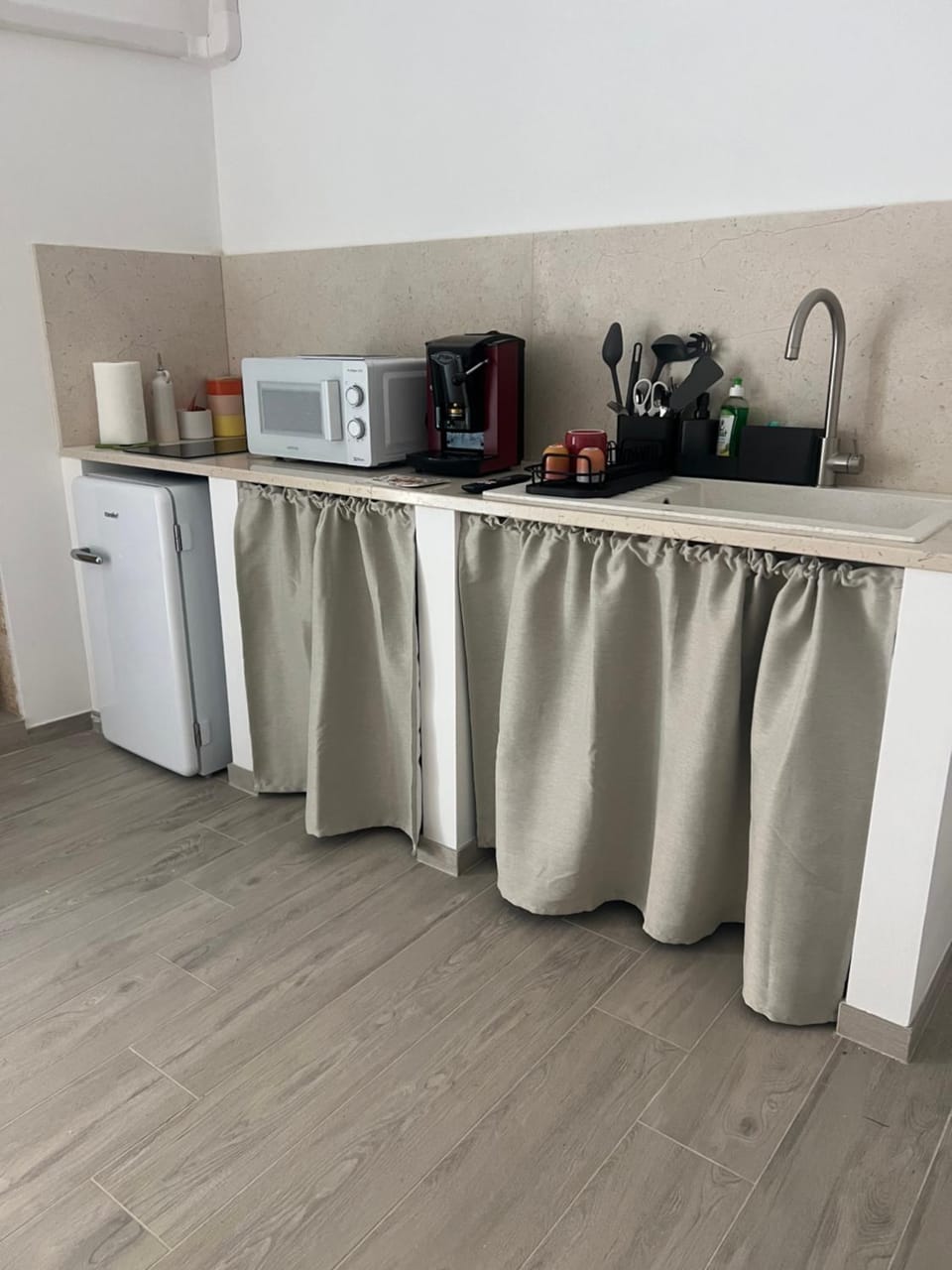 Coffee/tea facilities, Kitchen or kitchenette, oven, stove