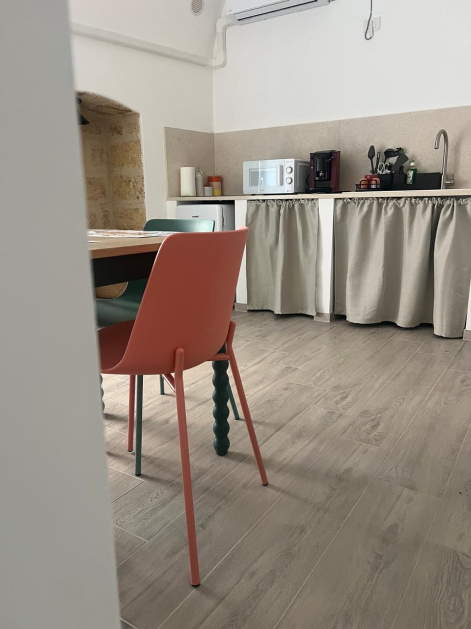 Kitchen or kitchenette, Dining area